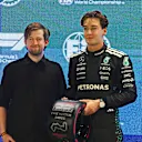 Alan Walker et George Russell après avoir pris la pole position dans les qualifications samedi